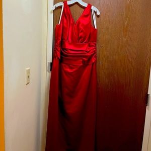 sleeveless floor length formal dress with ruching  at the waist. Size 18